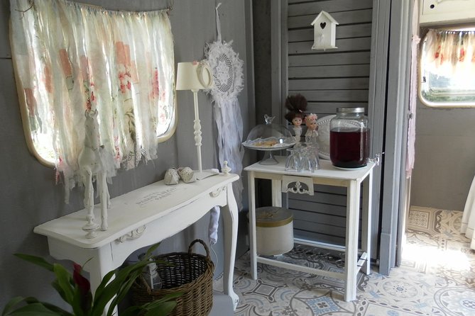 Afternoon tea in the Shabby Caravan - Browsing Les Champs Vienne Patine