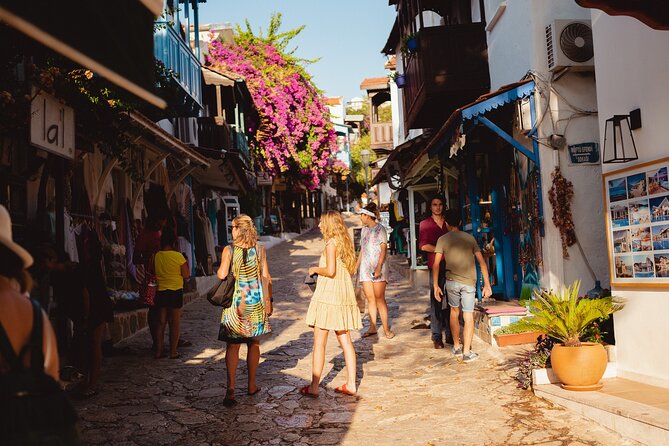 Antalya: Old Town Walking Tour incl. Turkish Tea and Baklava - Hadrian’s Gate: the Roman centerpiece