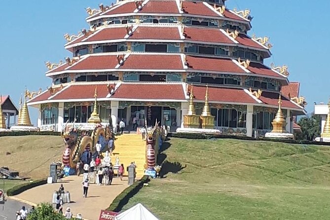 Best Places in Chiang Rai White, Blue, Big Buddha, Tea Plantation - The three-hour road to Chiang Rai