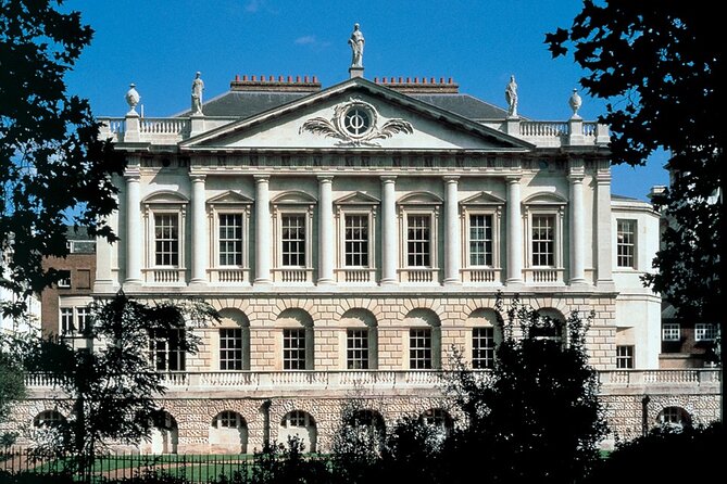 Buckingham Palace, St James Palace & Tea at Kensington Palace - Guides and group size