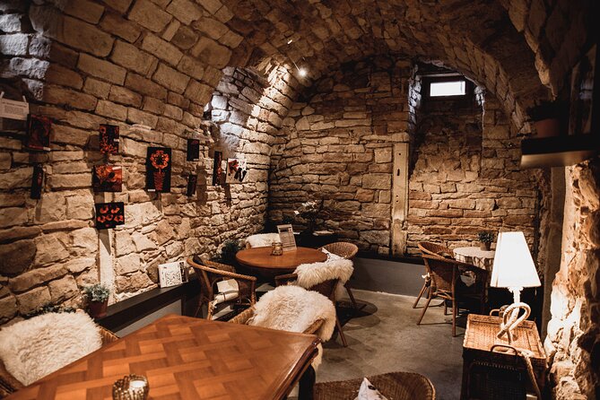 Cellar visit and "Wine time" (Tea Time around wine) - The old-barrel cellar is the heart of the visit