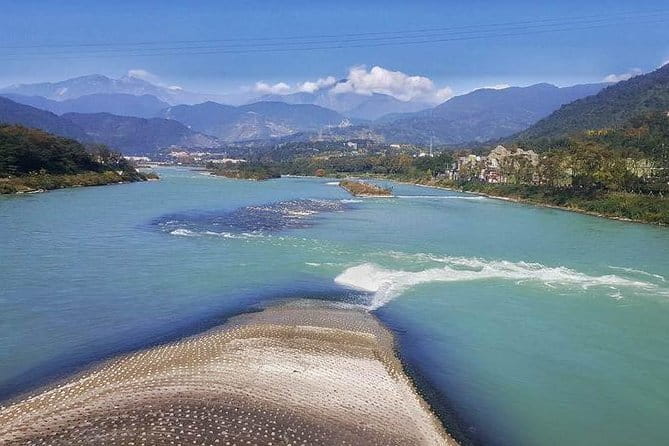 Chengdu Dujiangyan Leshan Buddha Tea Plantation and Sichuan Cooking 3 Days - What this three-day route does well