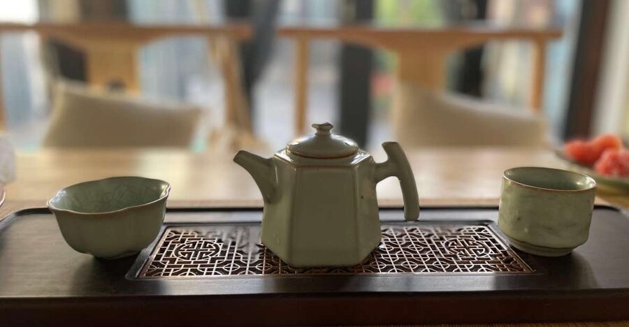 Chinese Tea ceremony in Beijing Hutong courtyard - Learning how to brew tea properly