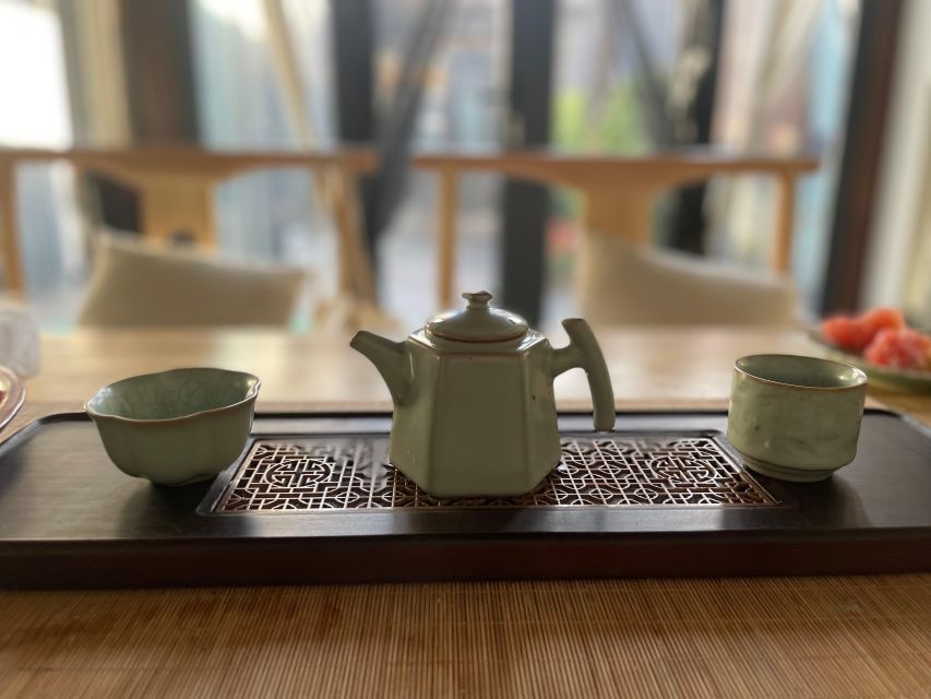 Chinese Tea ceremony in Beijing Hutong courtyard - Choosing between green, black, oolong, and Pu’er tea