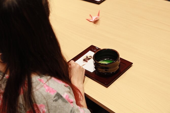 EDOCCO Tea House–A Quick Dive into Japanese Traditional Culture - Writing a character with shodo