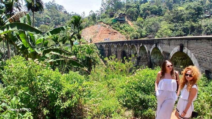 Ella: 9 Arches Bridge, Little Adam's Peak, Tea Factory - The guide can make or break the day
