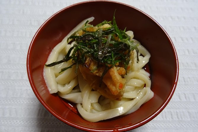 Experience all of Japanese culture and Japanese food experience classes "origami, udon, Japanese food, green tea, calligraphy" in 4 hours - Making udon by hand, including the famous dough step