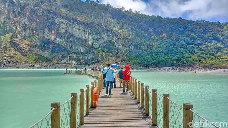 From Jakarta : White Crater , Pinisi Lake , Tea Plantation - The tea plantation stop and what you really get