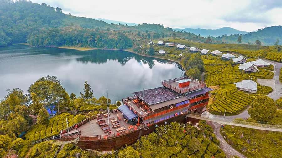 From Jakarta : White Crater , Pinisi Lake , Tea Plantation - What the $114 price really covers