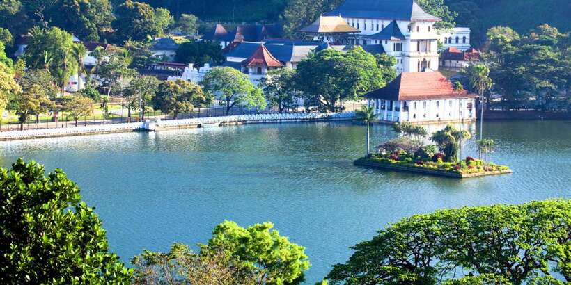 From west coast: Kandy, Tooth temple, Botanical & Tea garden - Entering the Temple of the Sacred Tooth Relic