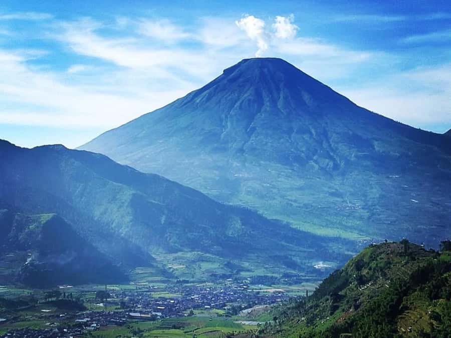 From Yogyakarta: Dieng Tour, Golden Sunrise & Tea Plantation - The multi-colored lake from Batu Pandang Ratapan Angin