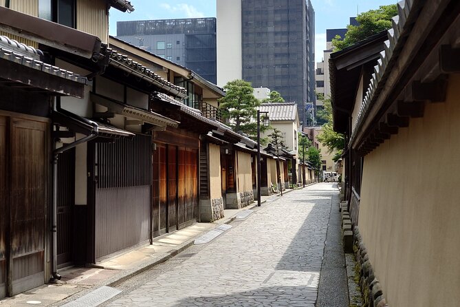 Full-Day Tour from Kanazawa: Samurai, Matcha, Gardens and Geisha - Oyama Shrine: an unusual gateway on the way to the castle