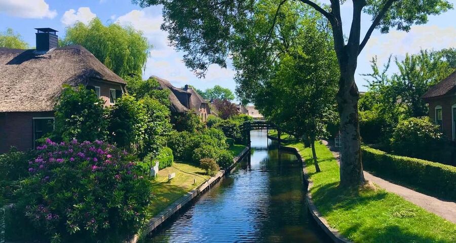Giethoorn : 1 Hour Canal Cruise in Village With Coffee/Tea - Through the narrow canals and village center