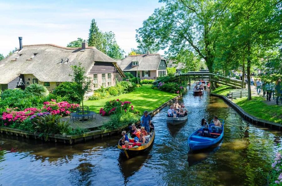 Giethoorn : 1 Hour Canal Cruise in Village With Coffee/Tea - A short coffee stop before the main cruise