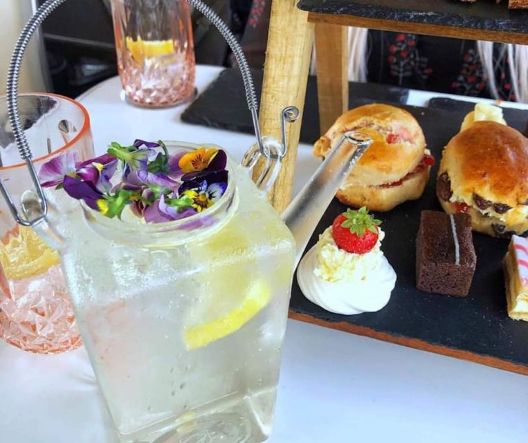 Glasgow: Vintage Bus Tour with Afternoon Tea or Gin - Seeing Glasgow from the upper deck