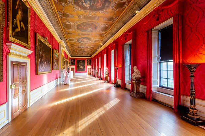 Guided Kensington Palace Tour, Royal Guard Change & Afternoon Tea - Finding the better view of the Changing of the Guard