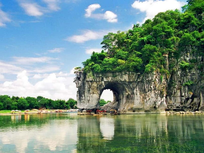Guilin: City Tour with Elephant Hill & Ming Tea Tasting - The short ride toward Yao Mountain