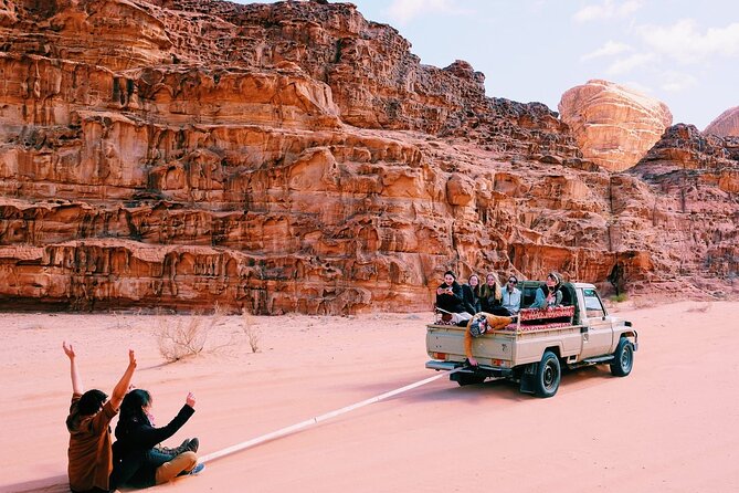 Half day Jeep Tour in Wadi Rum incl. water and Bedouin tea - The small arch and Um Frouth Rock Bridge