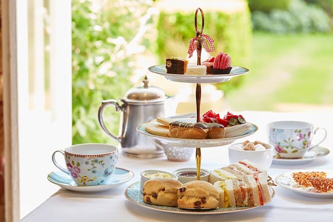 Hampton Court Guided Tour. Full day Access & High Tea - Hampton Court at 11:00 am: start with a clear plan