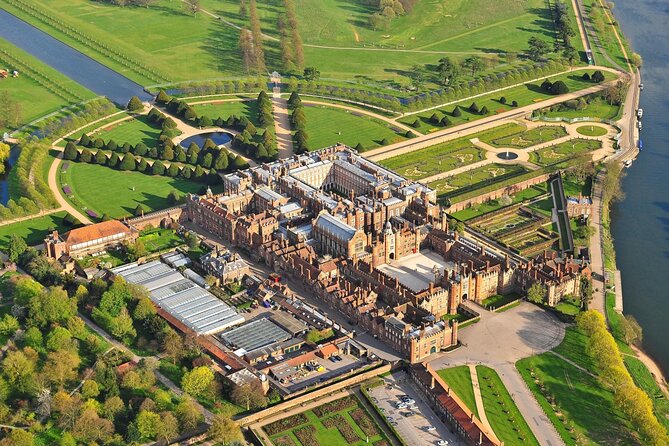 Hampton Court Guided Tour. Full day Access & High Tea - Two hours inside: Henry VIII, royal marriages, and court life