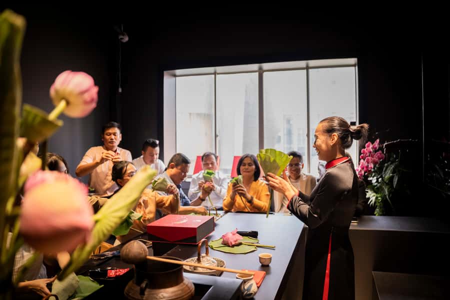 Ho Chi Minh City: Vietnamese Lotus Tea Culture Experience - The hosts and language question