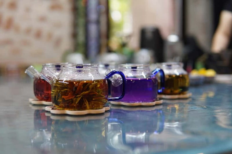 Istanbul: World Teas & Turkish Tea Brewing, Tasting Workshop - Turkish tea in a thin-waisted glass