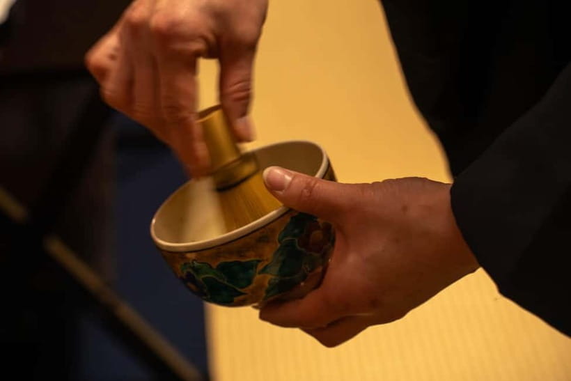 Kanazawa: Kenrokuen Tea Ceremony Experience - Watching the tea master perform