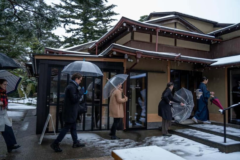 Kanazawa: Kenrokuen Tea Ceremony Experience - Wagashi first, then matcha