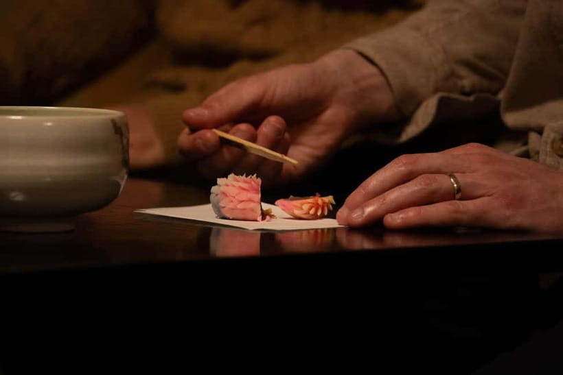 Kanazawa: Kenrokuen Tea Ceremony Experience - Sitting, photography, and group manners