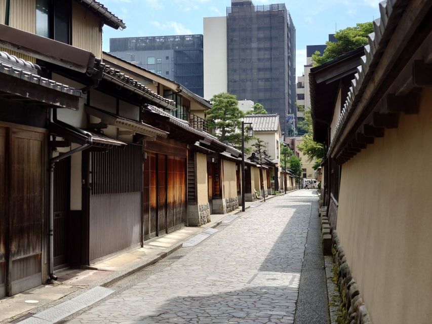 Kanazawa: Samurai, Matcha, Gardens and Geisha Full-Day Tour - Kenroku-en, one of Japan’s great gardens
