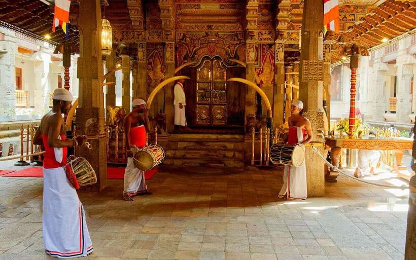 Kandy & Pinnawala & Tea Factory Full Day Tour From Negombo - Entering the Temple of the Sacred Tooth Relic