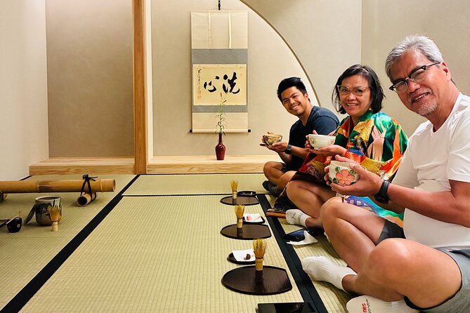 Kyoto: Newly Opened Tea Ceremony - Sanjo Chasuian - Entering through the nijiriguchi