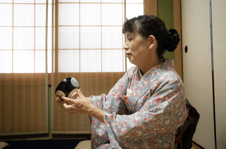 Kyoto: Tea Ceremony Experience in a Small Tea Room - Meeting a teacher with 30 years of experience