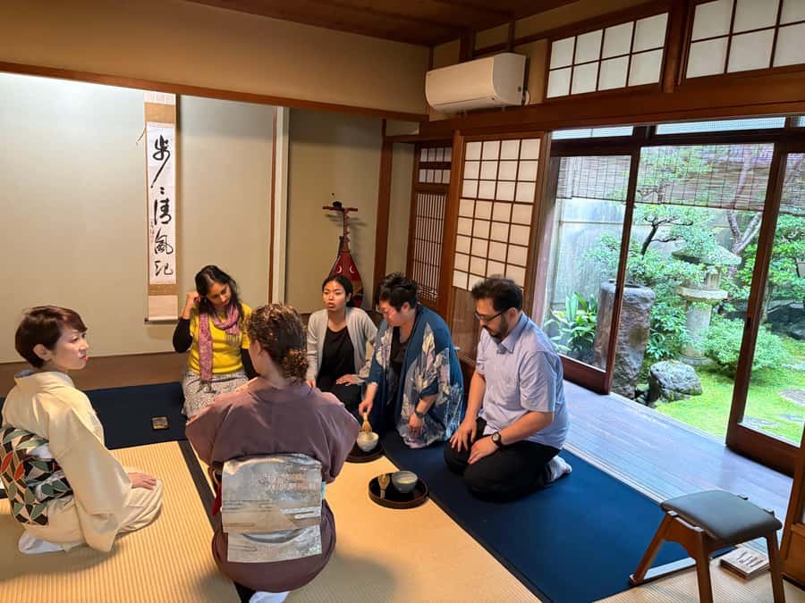 Kyoto: Tea Ceremony, in traditional Japan house (ENG/ES/NLD) - Sitting in seiza, with chairs available