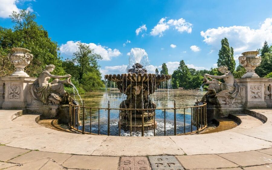 London Afternoon Tea, Fast-Track Kensington Palace Tickets - Meeting your guide outside the Hux Hotel