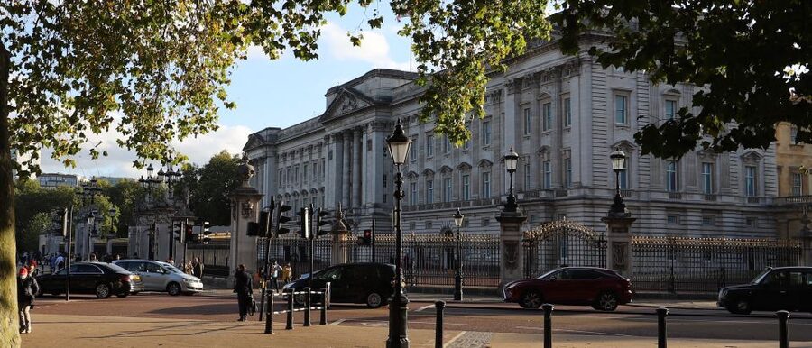 London: Buckingham Palace Walk & Tea at Kensington Palace - Guide Quality and Group Feel