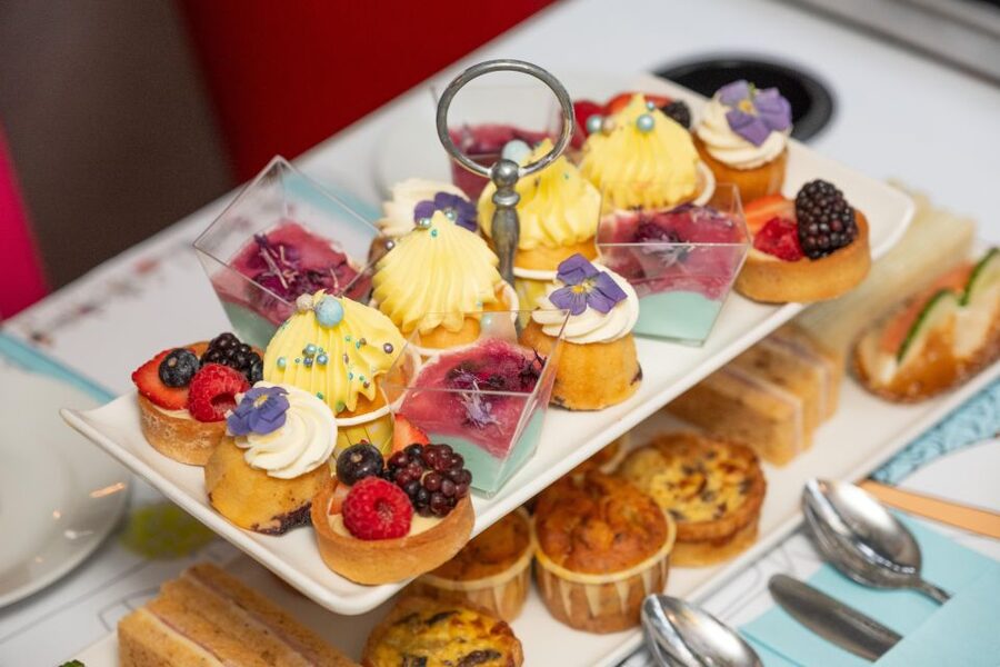 London: Gin and Afternoon Tea Bus Tour with Audio Guide - What the 90-minute schedule feels like