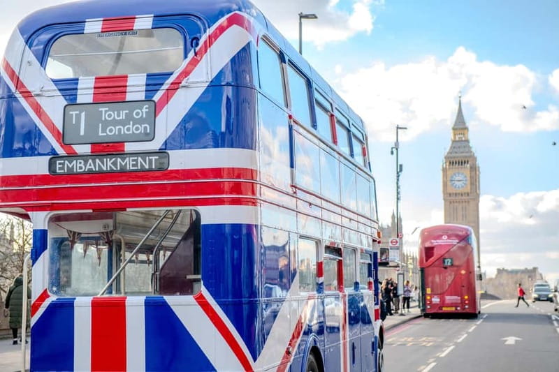 London: Great British Afternoon Tea Bus Tour - The guides make the moving meal work