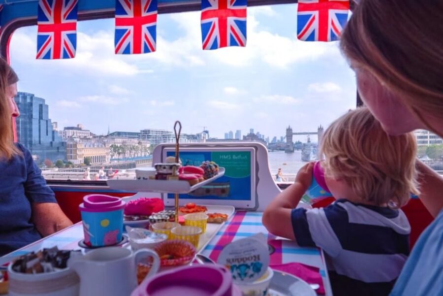 London: Peppa Pig Bus Tour with Entertainment - How the Peppa Pig tablet keeps children involved