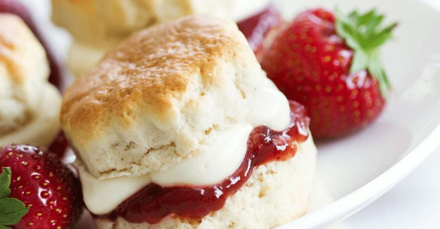 London: Royal Hampton Court Guided Tour with Afternoon Tea - Cardinal Wolsey’s palace and Henry VIII’s Tudor court