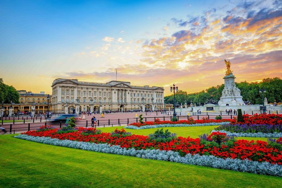 London: Tower, Cruise, & Harrods Tea Full-Day Experience - St. Paul’s Cathedral and the work of Wren