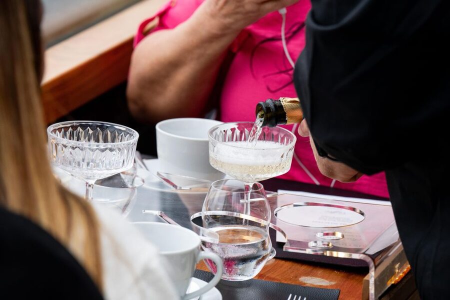 London: Traditional Afternoon Tea Tour in a Luxury Coach - What the audio guide adds