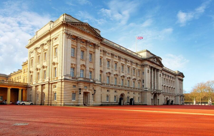 London Vintage Bus Tour and Cream Tea at Harrods - A Short Thames Cruise with City Views