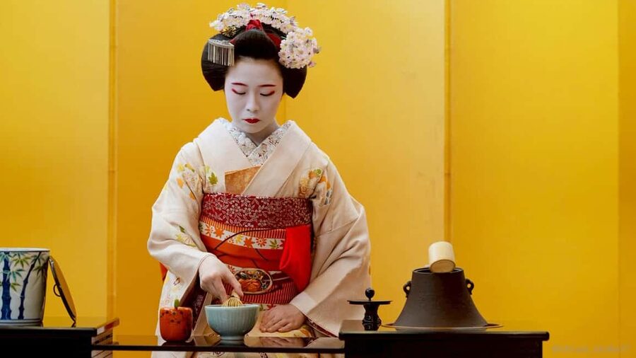 Maiko Dance and Tea Ceremony on a Noh Stage in Kyoto - What happens during the maiko dance
