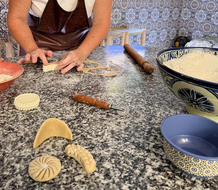 Marrakech: Moroccan Pastries and Tea Class with a Local - Getting to a meeting point that arrives later