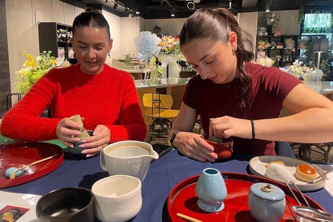 Matcha Making Experience in Shinjuku - Learning with a bamboo whisk