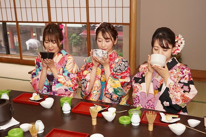 No Bitter Matcha! Casual Tea Ceremony Experience with the Finest Tea Leaves - Grinding the Leaves on a Real Stone Mill