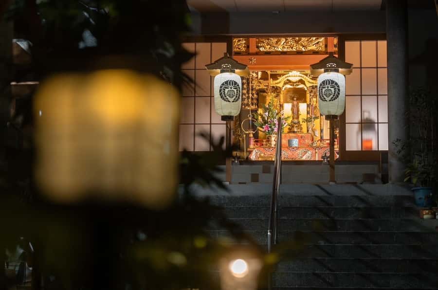 Osaka Temple Cool Foot Bath & Matcha Experience〈45min〉 - Worship, incense, and the first quiet moment