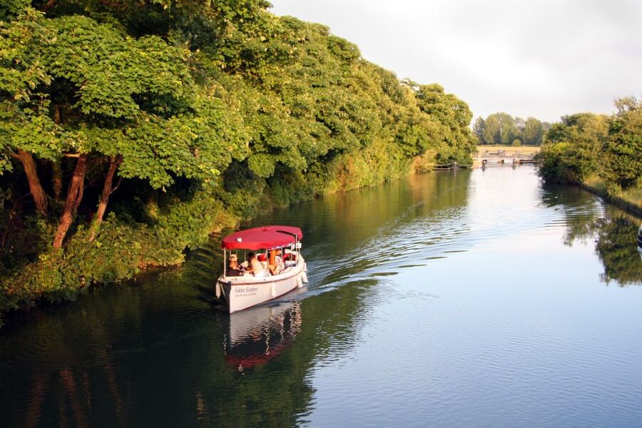 Oxford: Sightseeing River Cruise with Afternoon Tea - Afternoon tea while the river moves