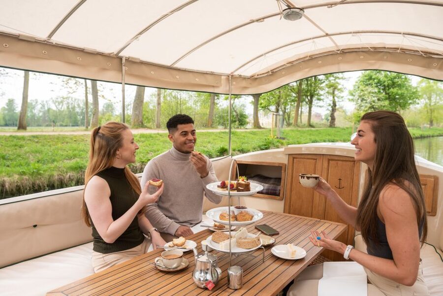Oxford: Sightseeing River Cruise with Afternoon Tea - The University Regatta course and Christ Church Meadows
